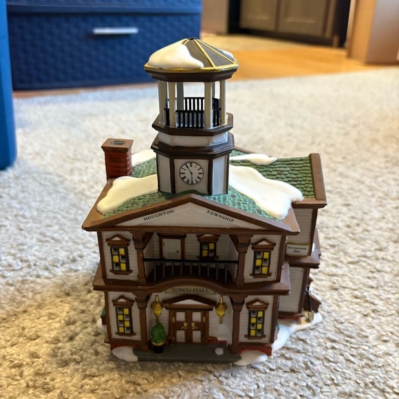 Dept 56 New England Village Series Woodbridge Town Hall 56.56670 56670 Christmas - Picture 4 of 8